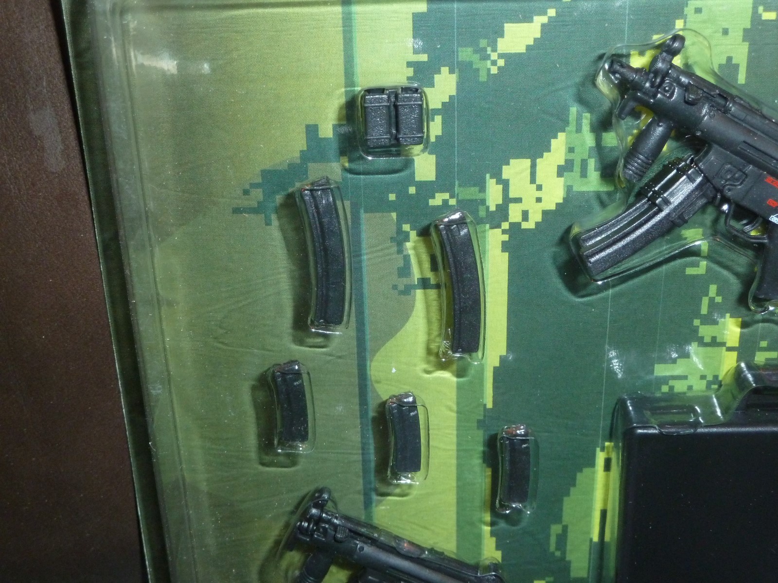 INTOYZ ARMED FORCES MP5K AND MP5KPDW CARDED WEAPONS 1/6TH SCALE