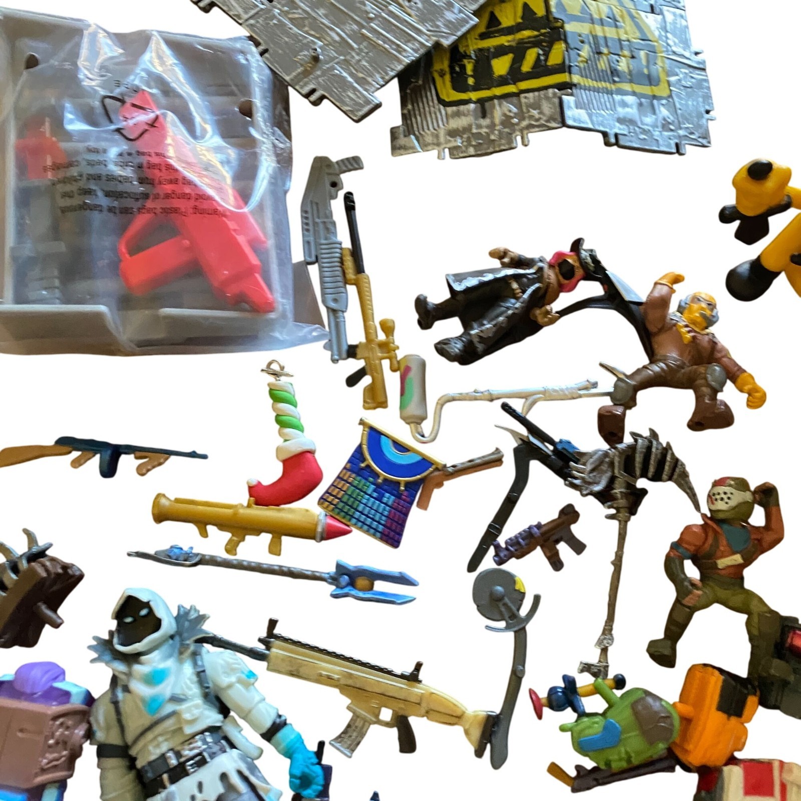 Fortnite tower play set action figures, accessories and weapons lot
