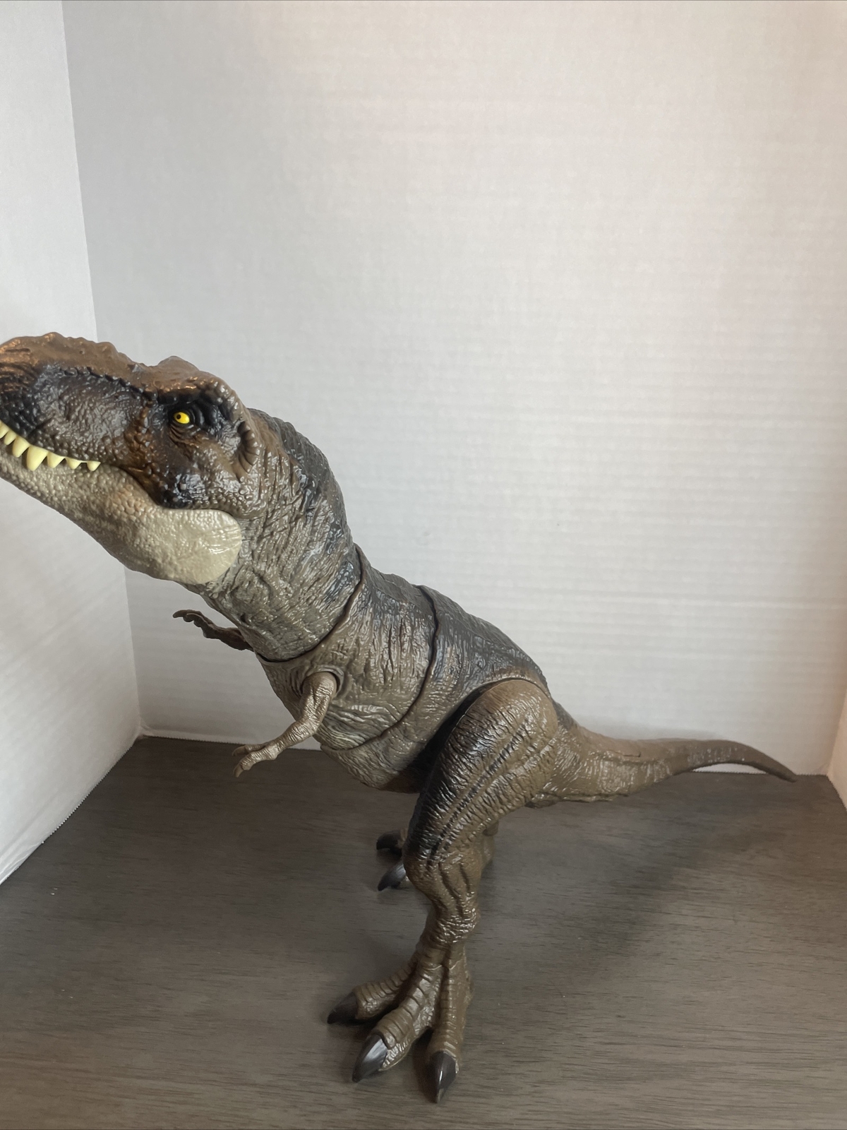 22″ T-Rex Jurassic World Dominion Thrash N Devour Tyrannosaurus Rex Mattel