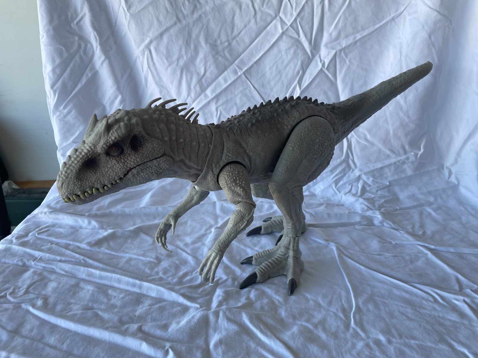 Jurassic GCT95 World Destroy ‘N Devour Indominus Rex Figure