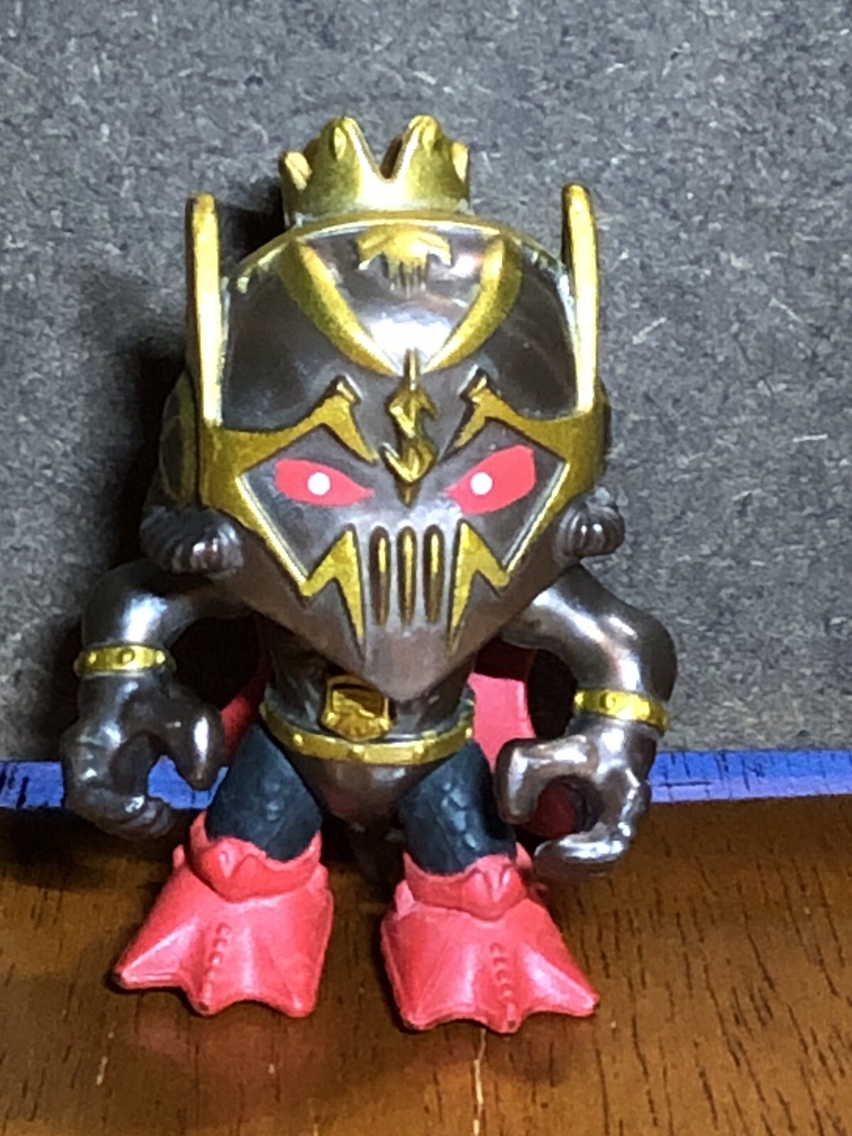 Treasure X Figure with Red Cape & Crown – Moose Toys – 3 inch