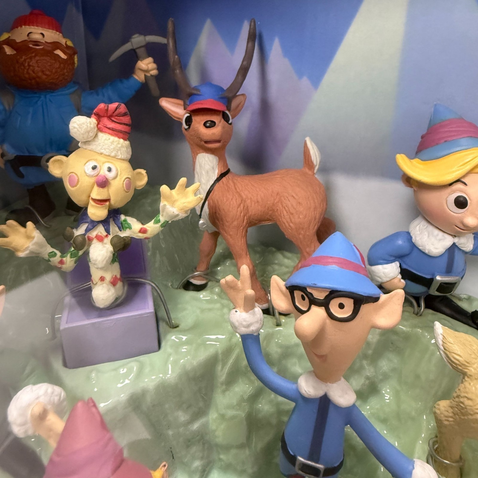 Rudolph and The Island Of Misfit Toys Bumble & Friends with Exclusive Tall Elf
