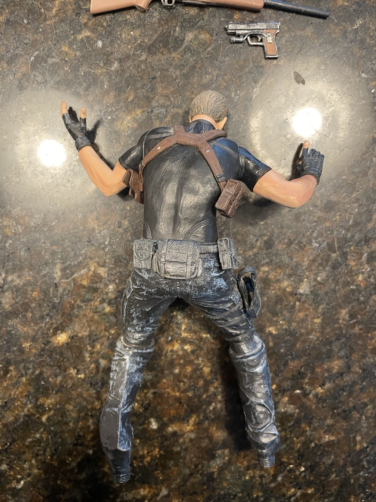 NECA 2005 Capcom Resident Evil 4 Leon S. Kennedy with Gun & Knife Action Figure