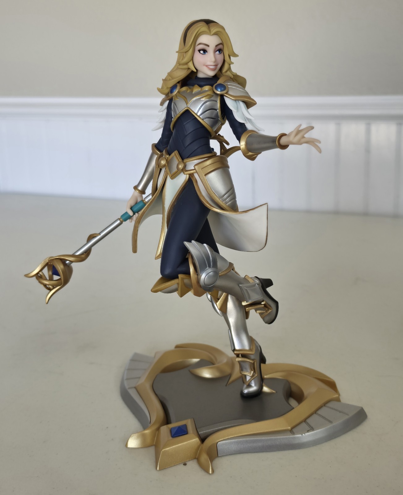 League of Legends #22 Lux Unlocked RETIRED Figure Statue Riot Luxanna Crownguard