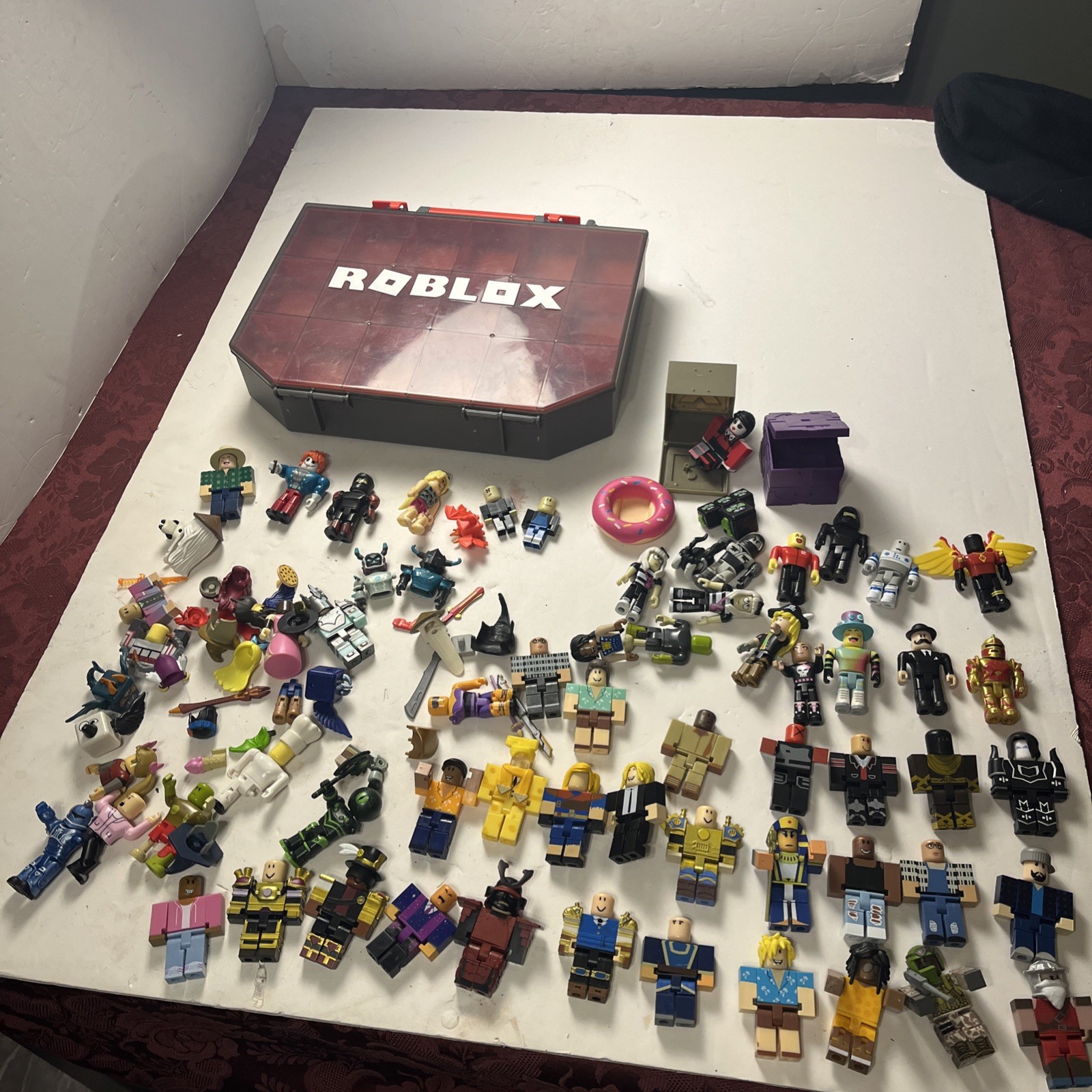 Huge! 50+ Roblox Action Figures & Accessories Collectors Carry Case – Mixed Lot
