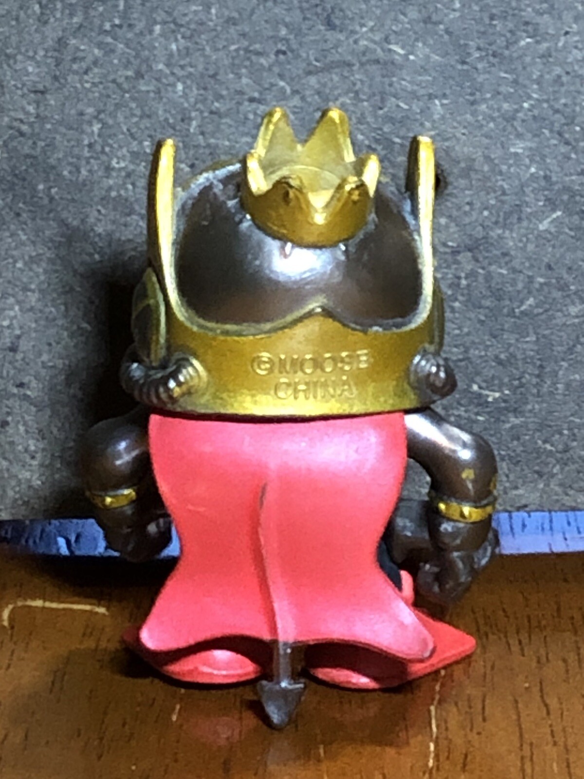 Treasure X Figure with Red Cape & Crown – Moose Toys – 3 inch