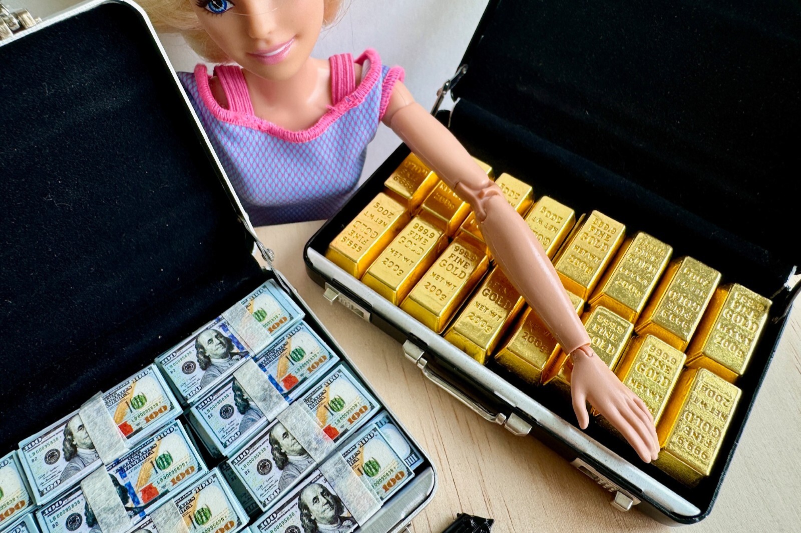 1:6 miniature Suitcase gold bars cash pistol cigarette handcuff gun Money bills