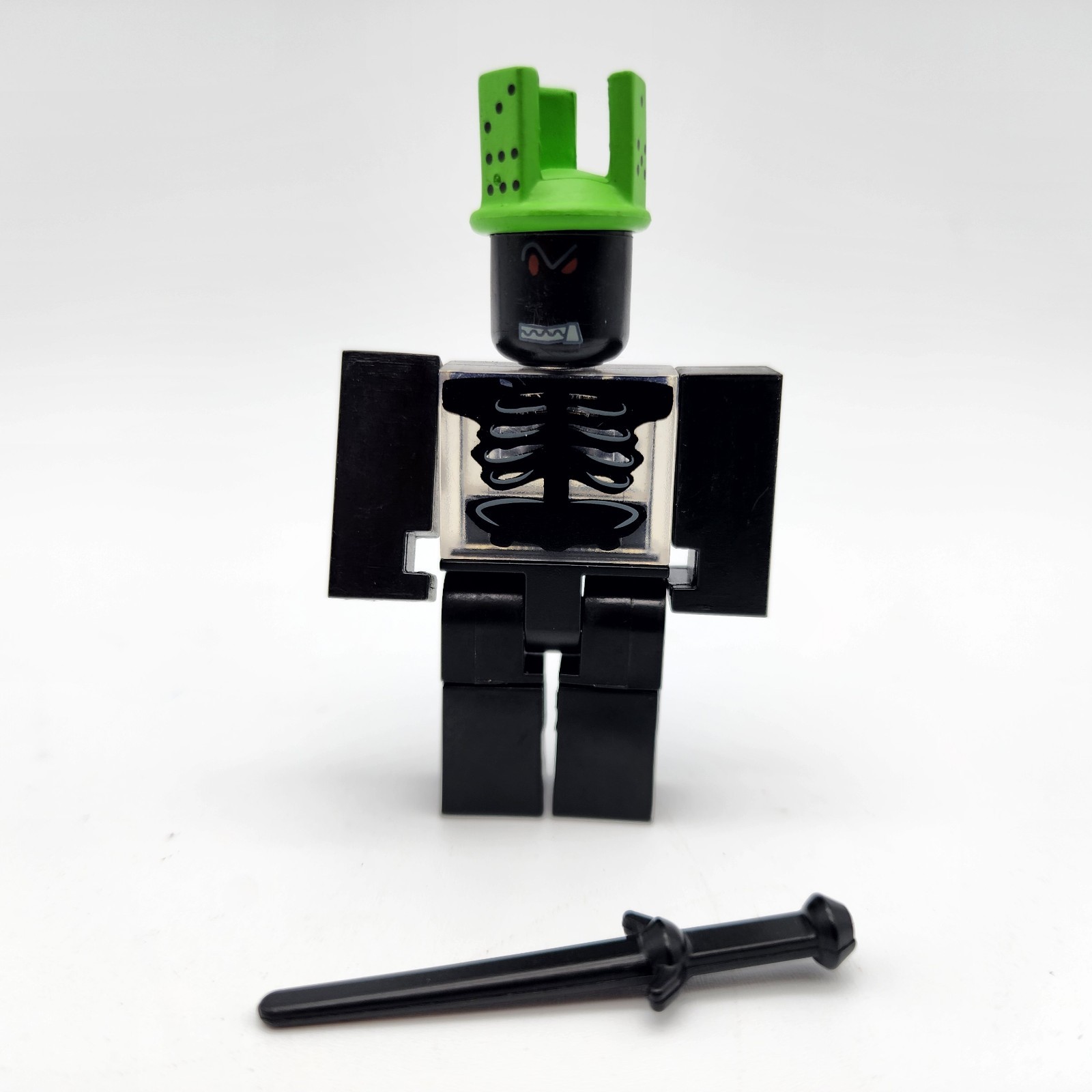 ROBL0X 1x1x1x1 Series 2 Action Figure with Green Domino Crown & Sword NO Code