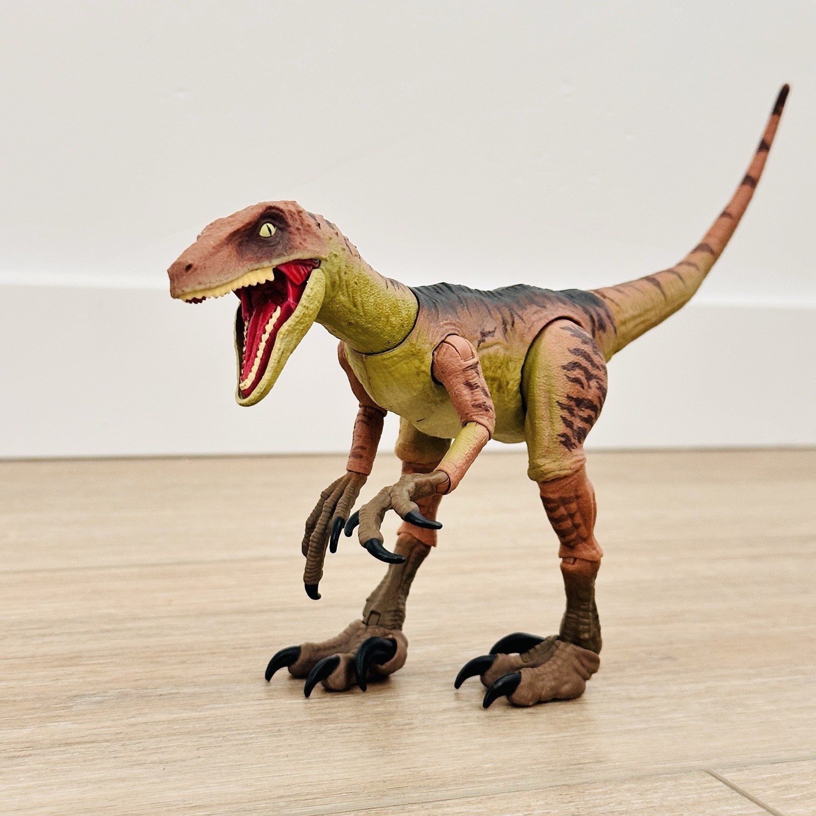 Jurassic World Amber Collection Velociraptor Echo Dinosaur Figure Mattel 12″