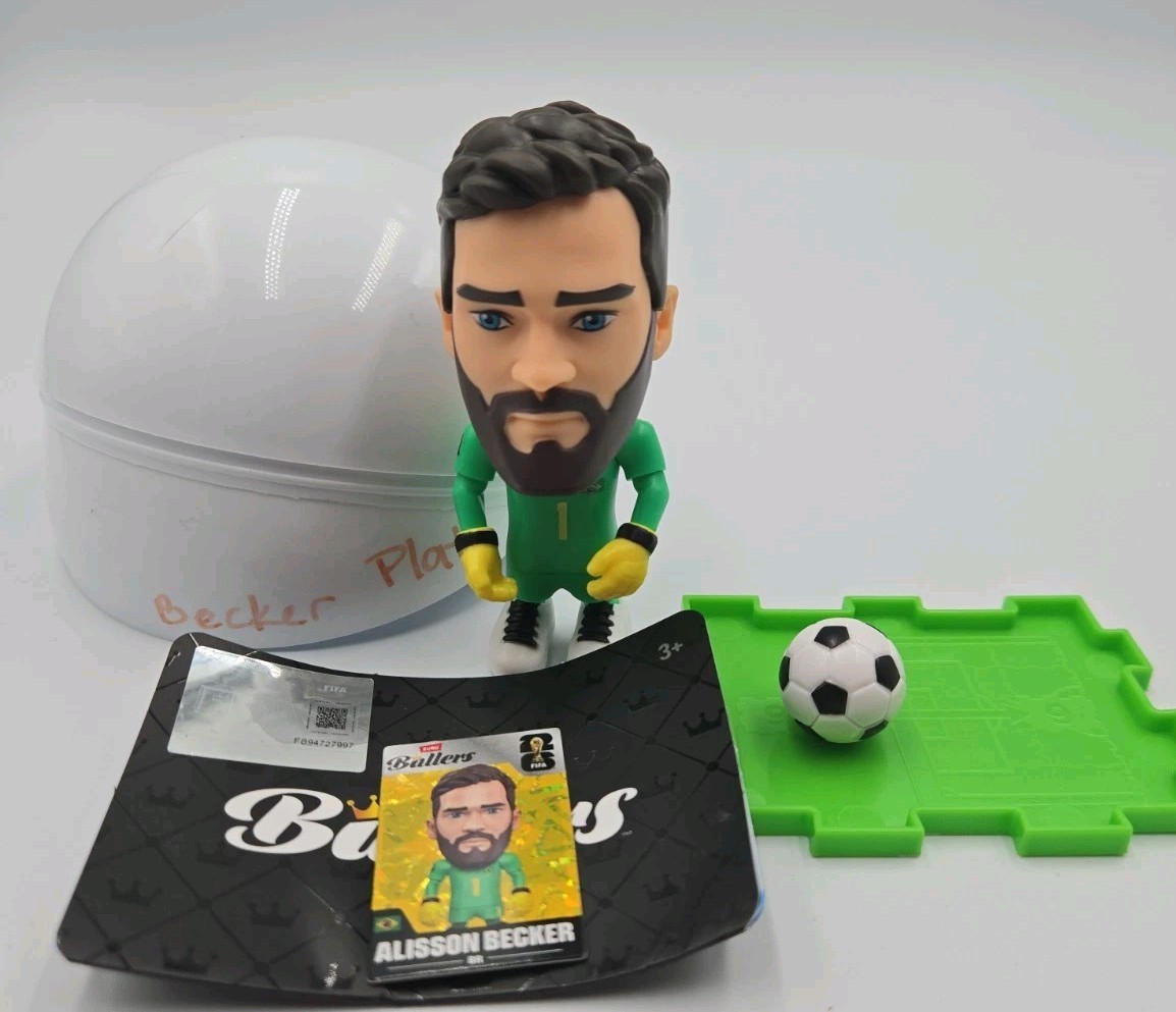 Zuru Ballers World Cup FIFA 2026 Figurine Alisson Becker #1 Brazil Field Plate 9