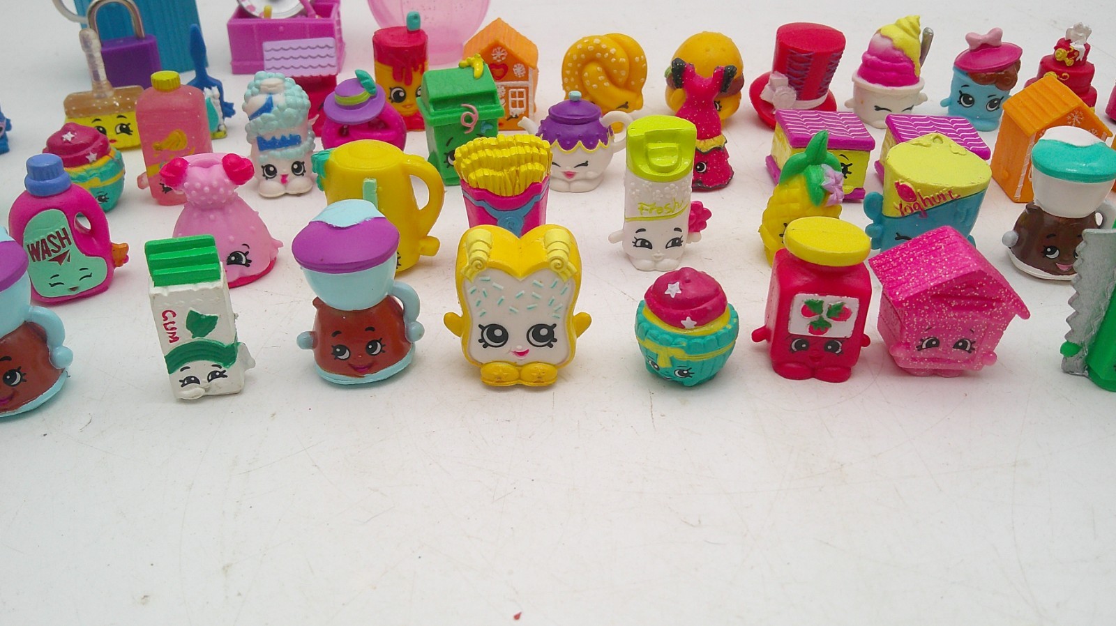 Shopkins 123 Piece Lot Shopkin Toys Small Vinyl Figures & A Couple Accessories