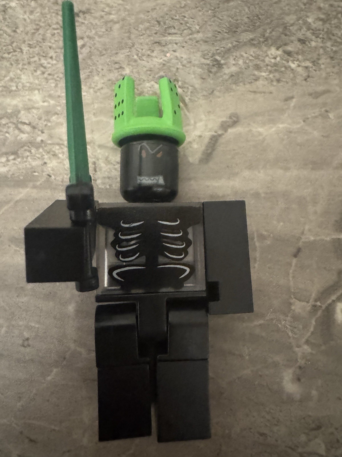 RARE ROBL0X 1x1x1x1 Series 2 Figure with Green Domino Crown and Sword NO Code