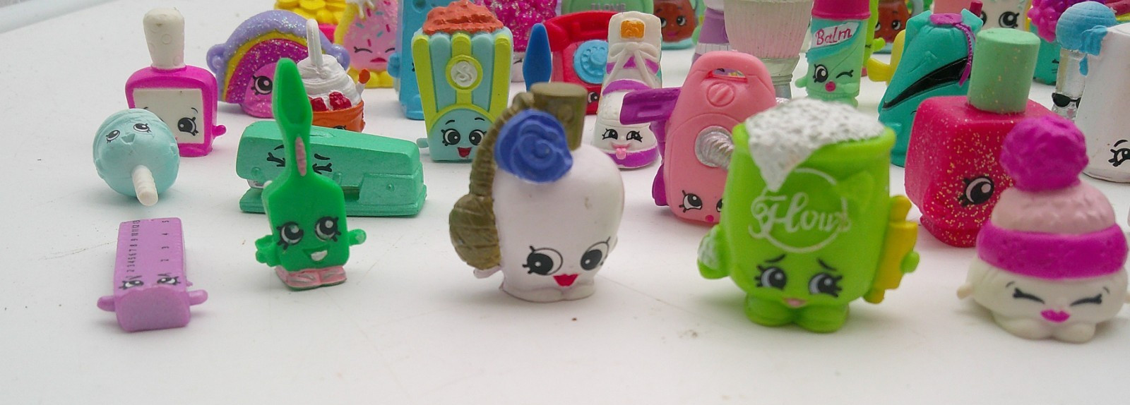 Shopkins 123 Piece Lot Shopkin Toys Small Vinyl Figures & A Couple Accessories