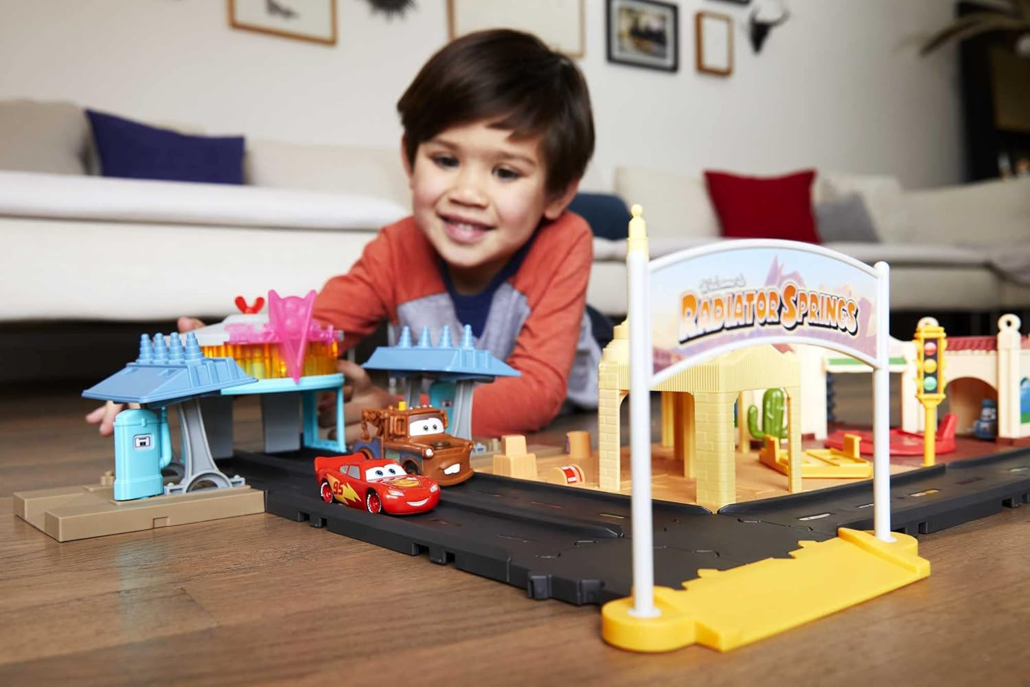 Disney and Pixar Cars on the Road Playset with 2 Toy Vehicles & Light-Up Countdo