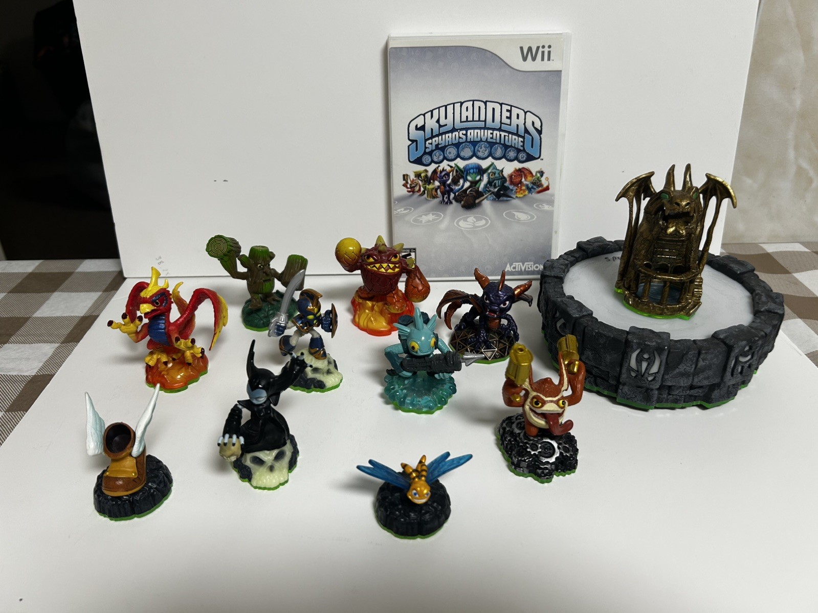 Skylnaders Spyro’s Adventure Nintendo Wii Video Game action figurines play set