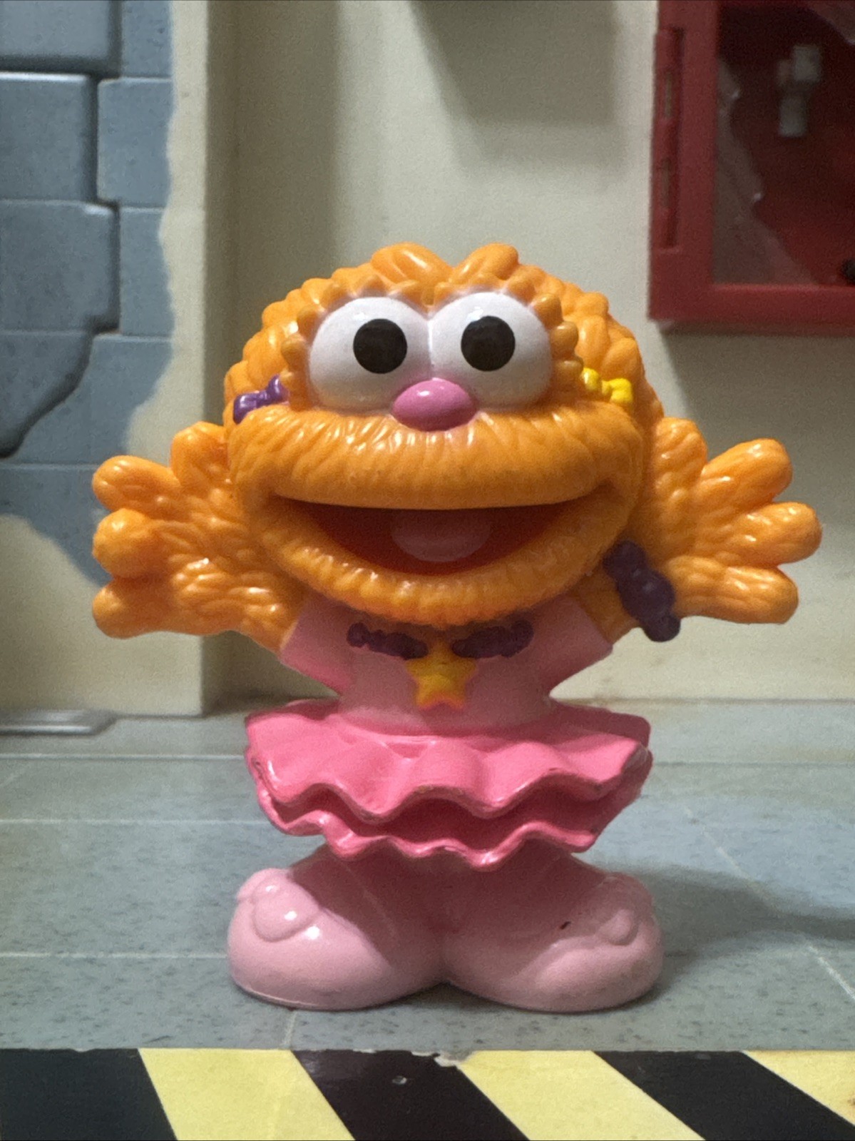 Sesame Street Workshop Zoe PVC Figure Hasbro 2010 Hard to Find Great Condition
