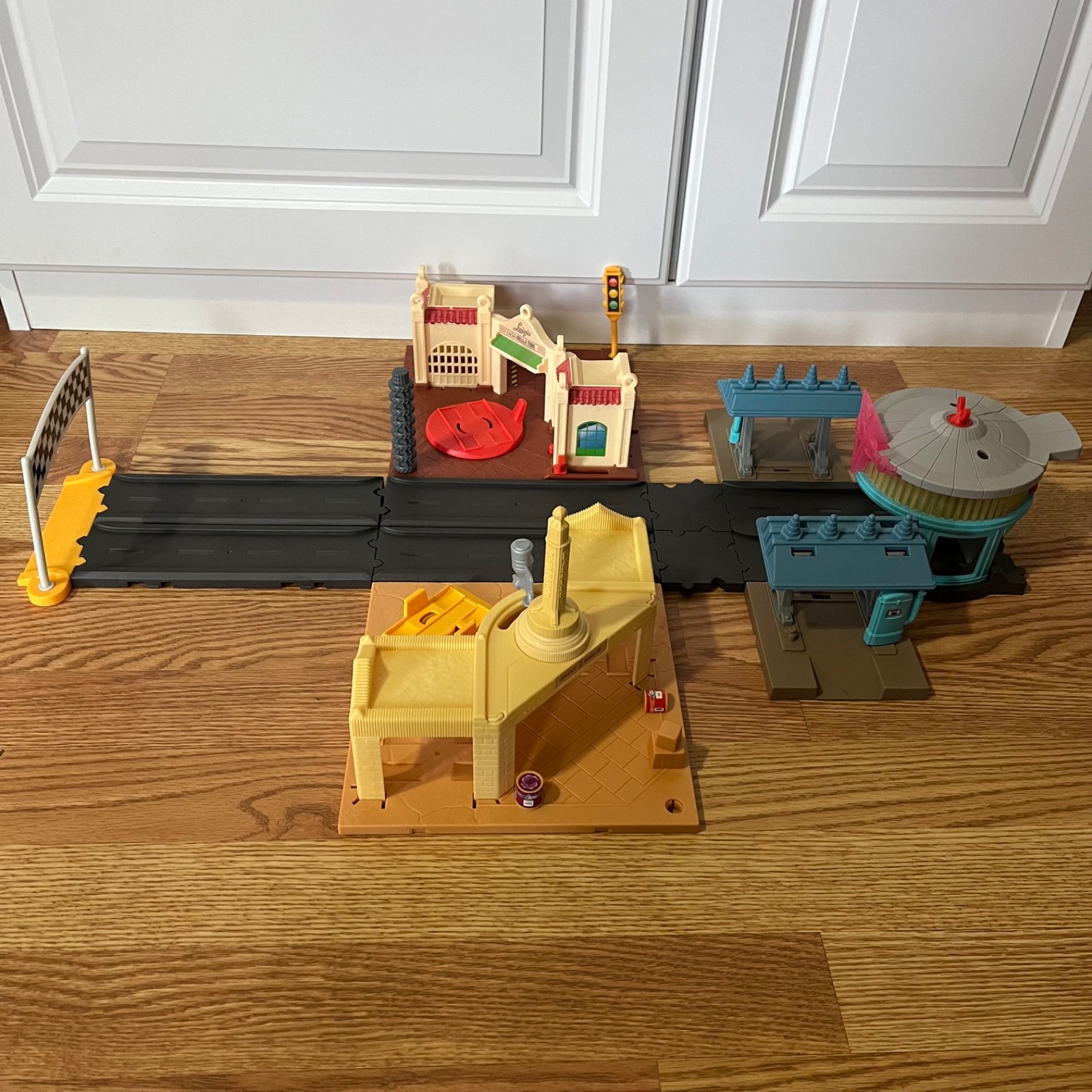 Disney Pixar Cars On The Road Radiator Springs Tour Town Playset PLEASE READ